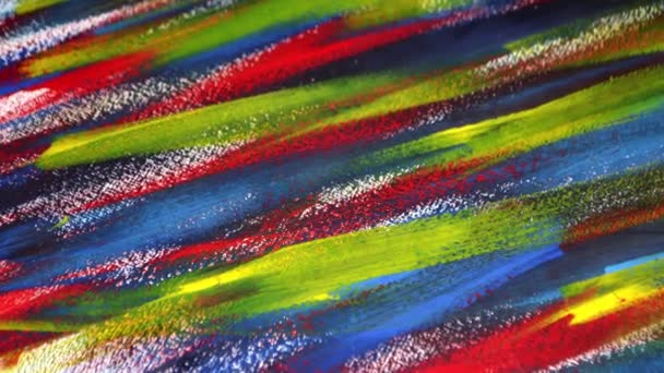 Veel kleurrijke felgekleurde verflijnen getekend op doek close-up. — Stockvideo