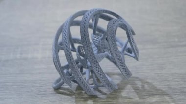 Polyamide tozundan 3 boyutlu bir yazıcıya basılmış nesne