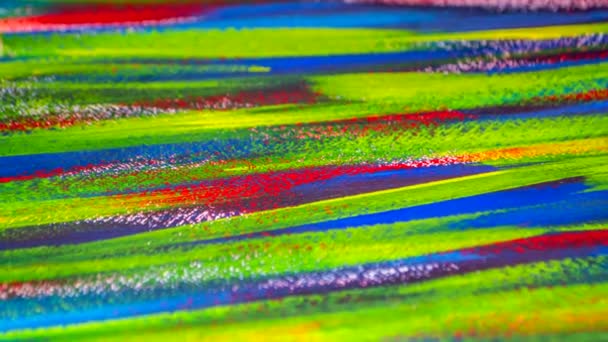 Καμβάς καλύπτονται γραμμές πολύχρωμα χρώματα close-up. — Αρχείο Βίντεο