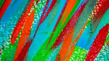 Birçok farklı renkte çizgiler tuvale yakın plan parlak boya sürmüş..