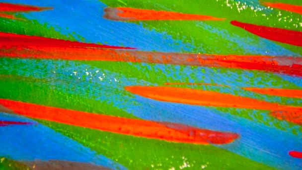 Mnoho různých barevných čar namalovaných jasnou barvou na plátně zblízka. — Stock video