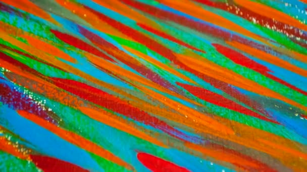 Много различных цветных линий, нарисованных яркой краской на холсте крупным планом. — стоковое видео