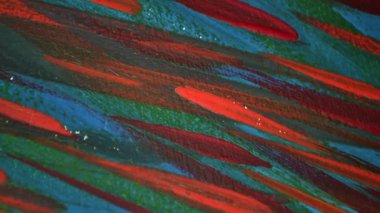 Birçok farklı renkte çizgiler tuvale yakın plan parlak boya sürmüş..