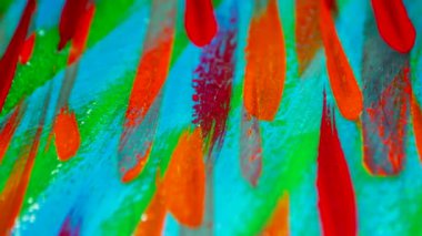 Birçok farklı renkte çizgiler tuvale yakın plan parlak boya sürmüş..