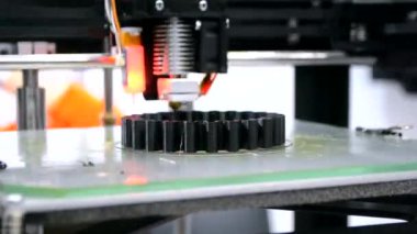 3D yazıcı siyah nesneyi yakın plan basıyor. Otomatik üç boyutlu 3D yazıcı