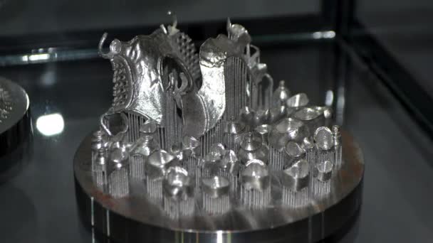 Tárgyra nyomtatott fém 3D nyomtató. Lézerszinterelő gépbe nyomtatott tárgy — Stock videók