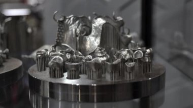 Metal 3D yazıcıya basılmış nesne. Nesne lazer sindirim makinesine yazdırıldı
