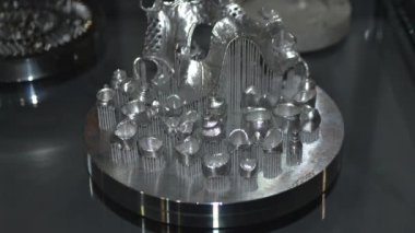 Metal 3D yazıcıya basılmış nesne. Nesne lazer sindirim makinesine yazdırıldı