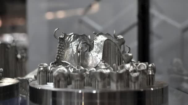 Voorwerp gedrukt op een metalen 3D printer. Voorwerp gedrukt in lasersintermachine — Stockvideo