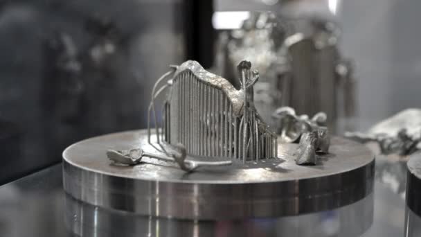 Tárgyra nyomtatott fém 3D nyomtató. Lézerszinterelő gépbe nyomtatott tárgy — Stock videók