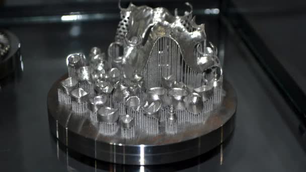 Voorwerp gedrukt op een metalen 3D printer. Voorwerp gedrukt in lasersintermachine — Stockvideo