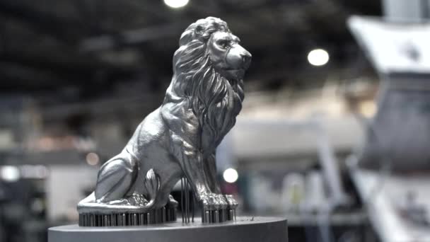 금속 프린터에 인쇄 된 3D 모델 클로즈업. — 비디오