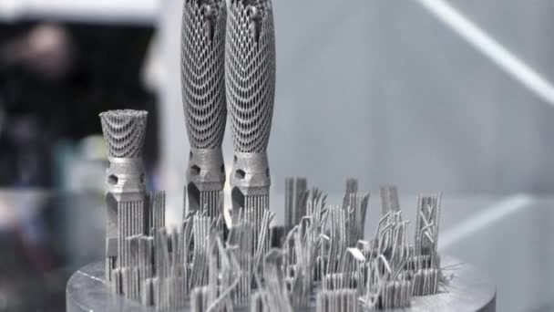 3D-model gedrukt op metalen 3D-printer close-up. — Stockvideo
