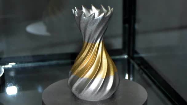 금속 프린터에 인쇄 된 3D 모델 클로즈업. — 비디오
