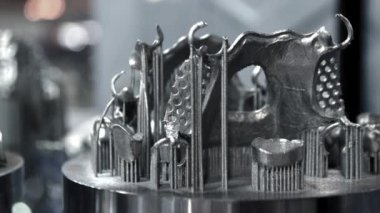 Metal yakın çekim için 3D yazıcıya insan dişlerinin 3D modeli basıldı.