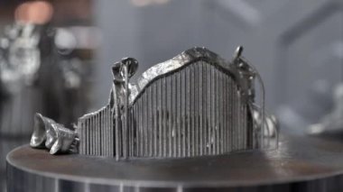 Metal yakın çekim için 3D yazıcıya insan dişlerinin 3D modeli basıldı.