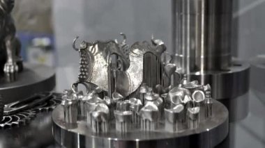 Metal yakın çekim için 3D yazıcıya insan dişlerinin 3D modeli basıldı.