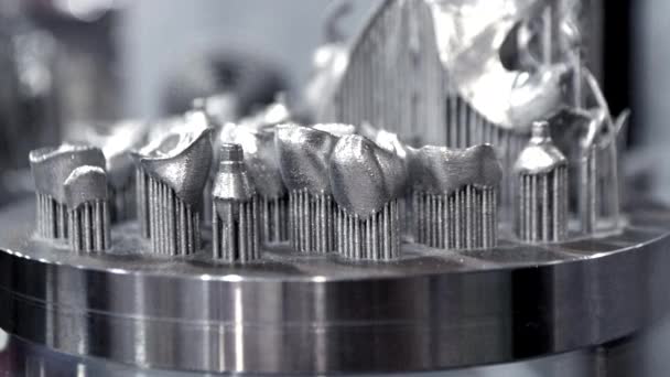 3D-modell av mänskliga tänder tryckt på 3D-skrivare för närbild av metall. — Stockvideo