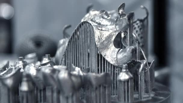 3D model lidských zubů vytištěný na 3D tiskárně pro detailní záběr kovu. — Stock video