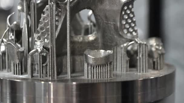 3D-model van menselijke tanden gedrukt op 3D-printer voor metalen close-up. — Stockvideo