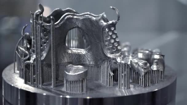 Modelo volumétrico 3D de dientes humanos en plataforma para impresión en impresora 3D metálica — Vídeo de stock