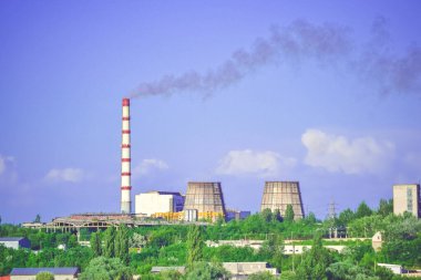 Güneşli havada borular ve dumanlı bitkinin görüntüsü, termik santralin genel görünümü, filtre veya efekt