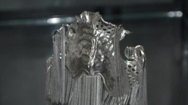 Metal yakın çekim için 3D yazıcıya insan dişlerinin 3D modeli basıldı.