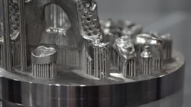 Modelo volumétrico 3D de dientes humanos en plataforma para impresión en impresora 3D metálica — Vídeos de Stock