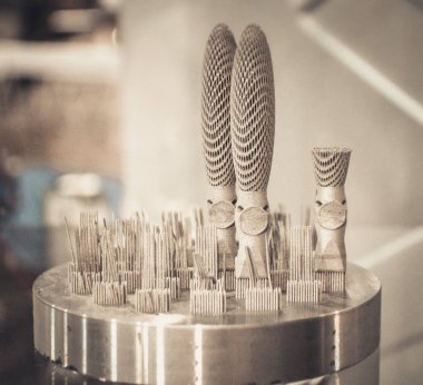 Metal 3D yazıcıya yakın plan basılmış. Nesne lazer sindirim makinesine basılmış. Metal tozundan modern 3D yazıcı baskısı. Kavramsal katkı maddesi DMLS, SLM, SLS 3D yazdırma teknolojisi