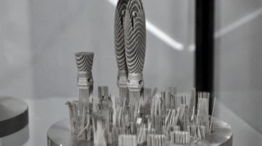 Lazer sinterleme makinesinde oluşturulan destekli model.