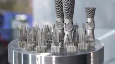 Lazer sinterleme makinesinde oluşturulan destekli model.