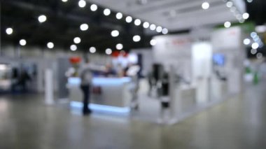 Belirsiz Odaklanmış Bulanık Arkaplan akışı birçok insanın uzayın içinde