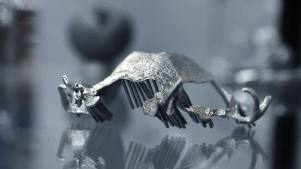 Metal yakın çekim için 3D yazıcıya yazdırılan 3 boyutlu diş izi modeli. — Stok video