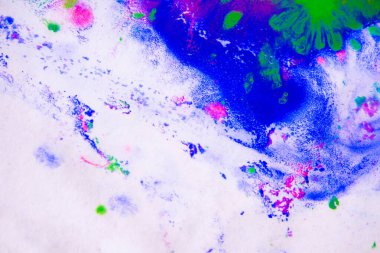 Beyaz kağıda çizgiler ve sıçramalar ile lekeler pembe, yeşil ve mavi renk soyut arka plan