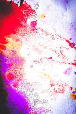 Beyaz kağıda çizgiler ve sıçramalar ile lekeler pembe, kırmızı ve bordo renk soyut arka plan