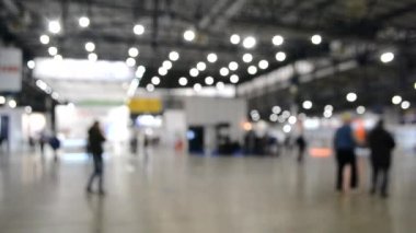 Belirsiz Odaklanmış Bulanık Arkaplan akışı birçok insanın uzayın içinde