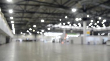 Bulanık arka plan. İçerideki büyük bina