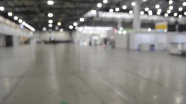 İçerideki büyük bir binanın açık ve boş bir bölümü..