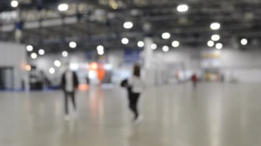 Bulanık arka plan. İçerideki büyük bina