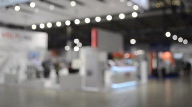 Bulanık arka plan. İçerideki büyük bina