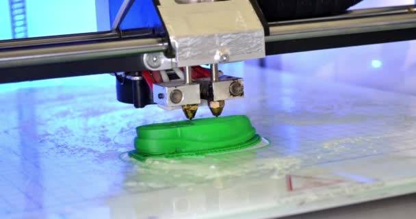 3D printer print de vorm van gesmolten plastic groen close-up — Stockvideo