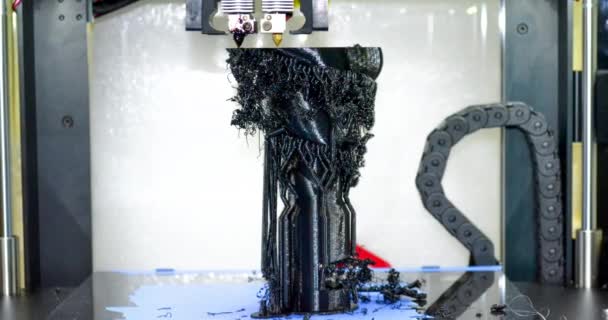 3D printer afdrukken van zwarte vormen close-up. — Stockvideo