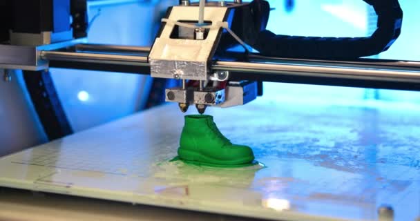 Impresora 3D imprime la forma de plástico fundido verde — Vídeos de Stock