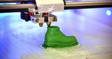 3D yazıcı erimiş plastik yeşil yakın çekim formunu yazdırır