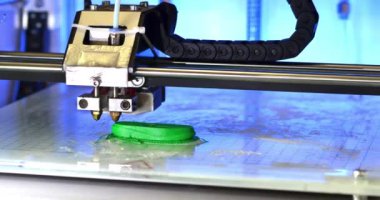 3D yazıcı erimiş plastik yeşil yakın çekim formunu yazdırır.