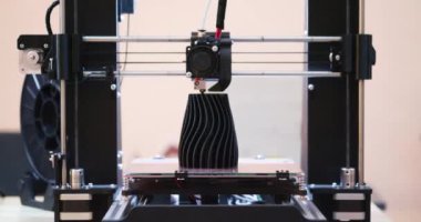 3D yazıcı çalıştırma ve üç boyutlu bir nesne oluşturma süreci
