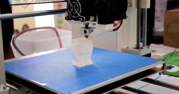 Процесс работы 3D принтера и создание трехмерного объекта. — стоковое видео