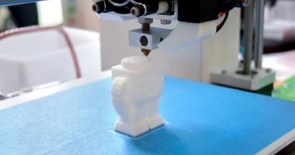 Processen att arbeta 3D-skrivare och skapa ett tredimensionellt objekt. — Stockvideo