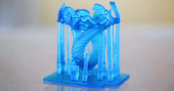 Tárgyak fotopolimer nyomtatott egy 3D nyomtató. — Stock videók