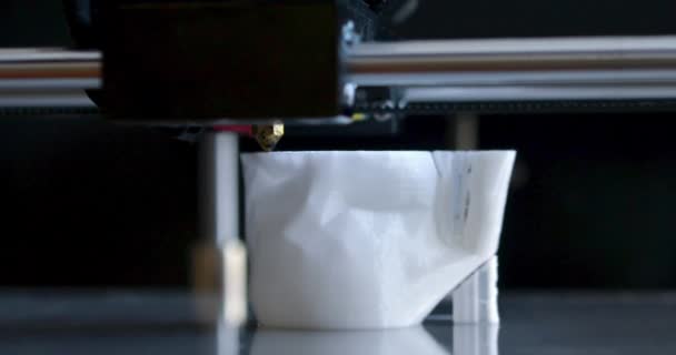 Objekt tryckta med 3D-skrivare. Automatisk tredimensionell 3D-skrivare — Stockvideo